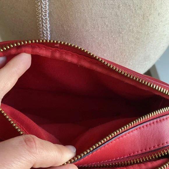 Red crossbody camera bag from Italy, faux leather - Picture 11 of 14